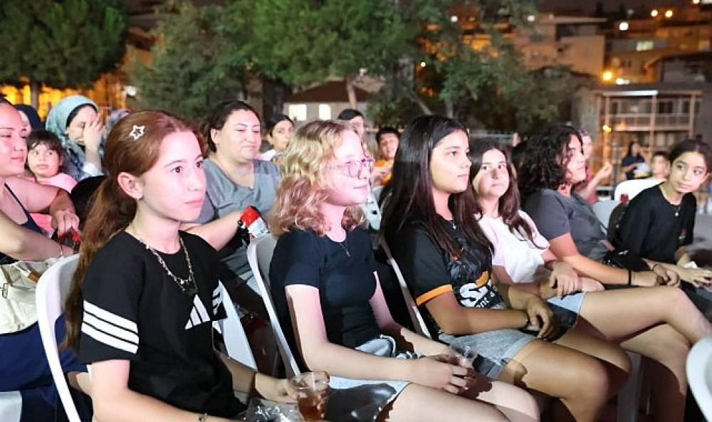 &Ccedil;iğli'de Mahalle Sinema G&uuml;nlerine B&uuml;y&uuml;k İlgi