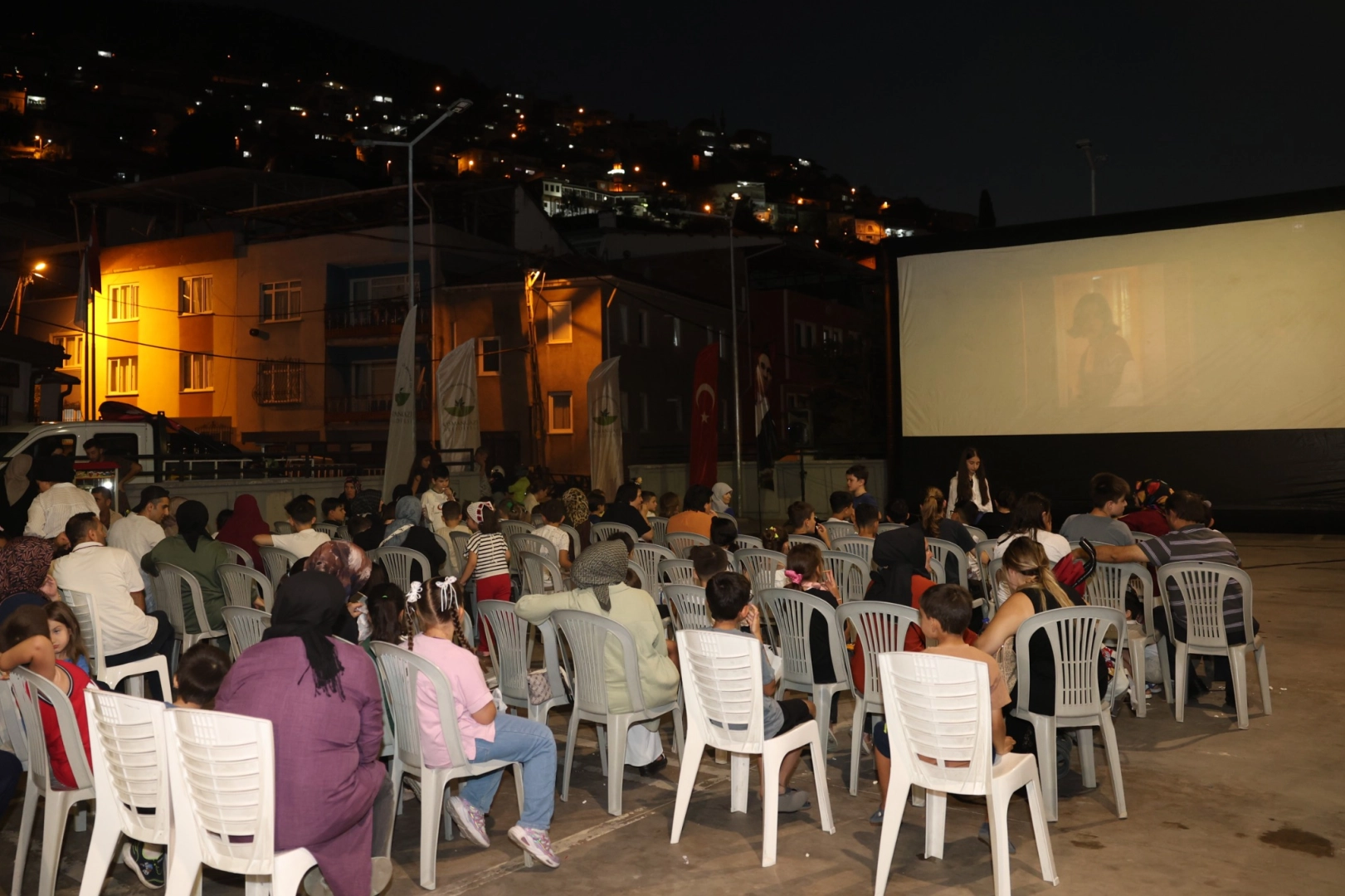 Bursa Osmangazi&rsquo;de yaz akşamları sinema keyfiyle renklendi