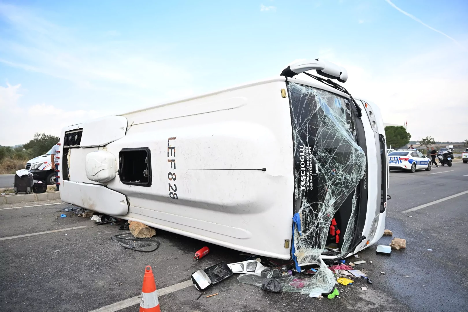 Antalya-Isparta yolunda yolcu otob&uuml;s&uuml; devrildi: 17 yaralı
