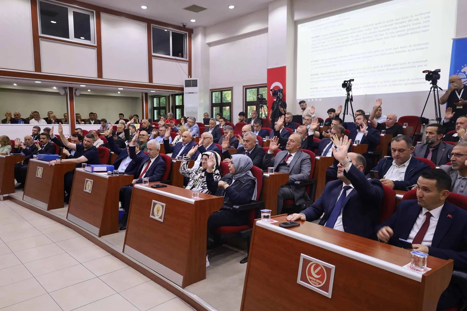 Sakarya B&uuml;y&uuml;kşehir Meclisi'nden tarihi karar! 153 kırmızı dolmuş taksiye d&ouml;n&uuml;ş&uuml;yor
