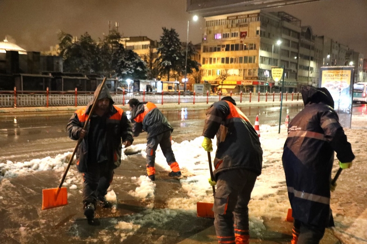 Kayseri Melikgazi karla m&uuml;cadele i&ccedil;in sahada