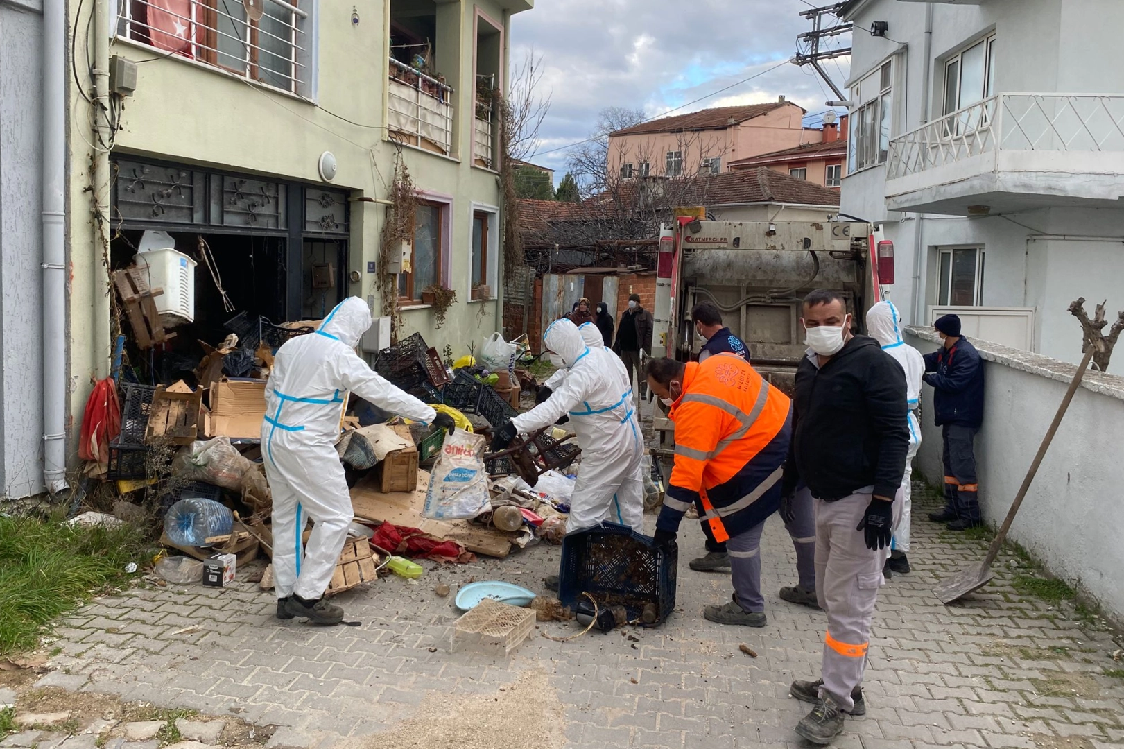 Bursa G&ouml;r&uuml;kle&rsquo;de iki katlı &ccedil;&ouml;p ev temizlendi