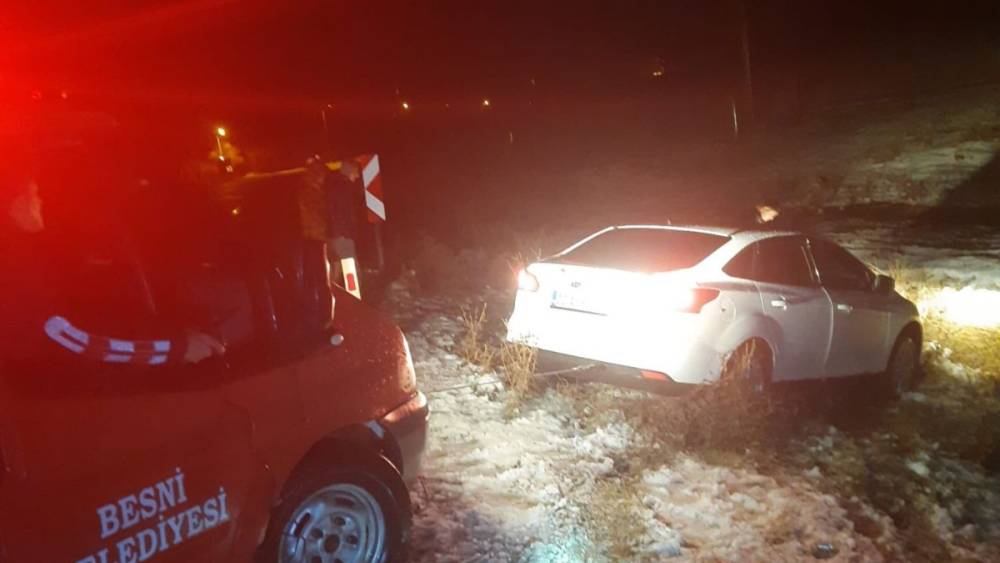 Besni&rsquo;de tek taraflı kaza: İtfaiye ekipleri m&uuml;dahale etti 