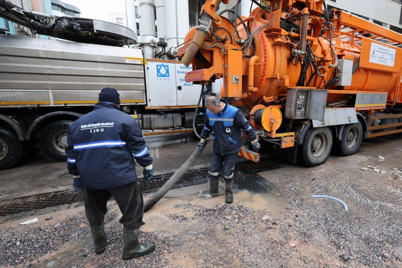 İzmir&rsquo;de kuvvetli yağış: Belediye ekipleri sahada