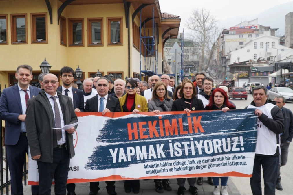 Bursa&rsquo;da hekimlerden 'sağlık hakkı' y&uuml;r&uuml;y&uuml;ş&uuml;