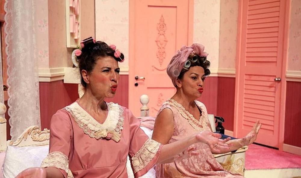 Şehrin Tiyatrosu 'Yatak Odası Komedisi' Oyunuyla G&uuml;ng&ouml;ren'de