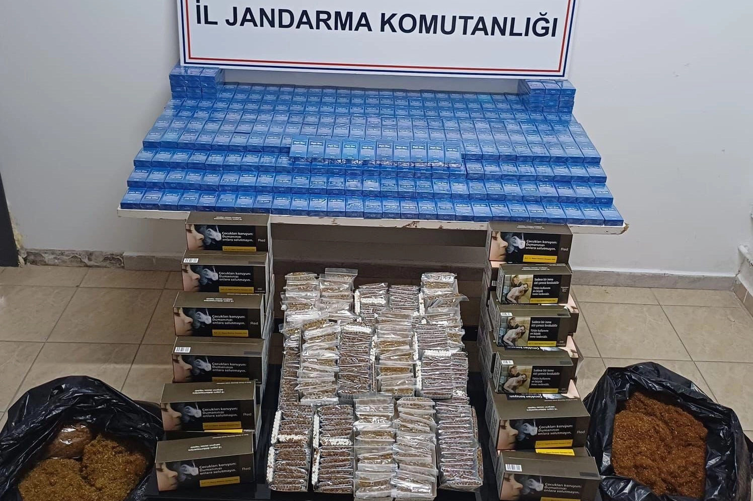 Bursa İneg&ouml;l&rsquo;de binlerce ka&ccedil;ak t&uuml;t&uuml;n operasyonu