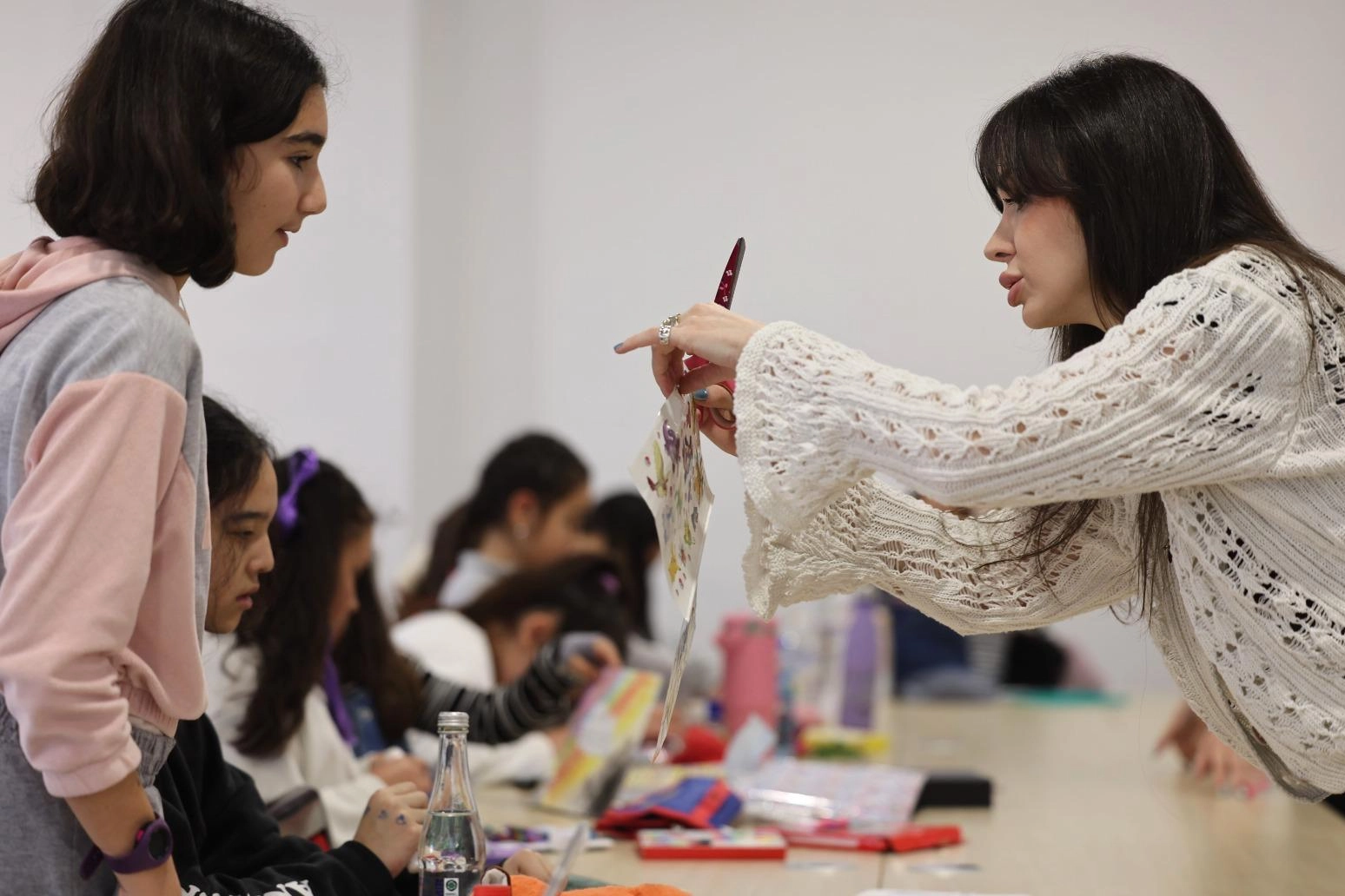 İzmir&rsquo;de &ccedil;ocuklar kitaplarını yazıp &ccedil;izdi