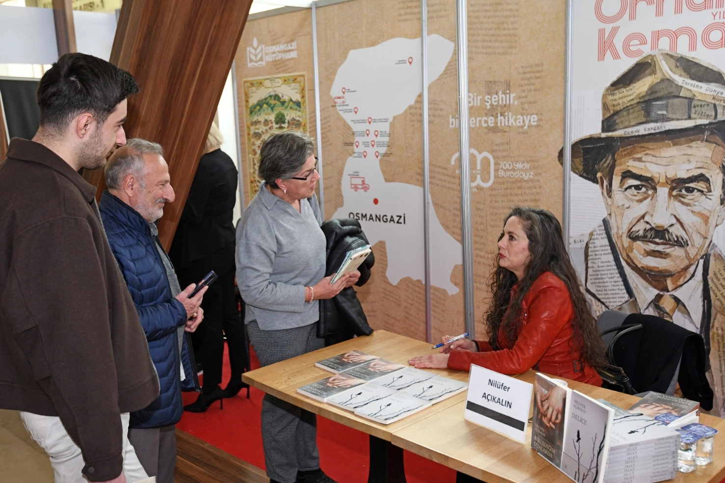 Nil&uuml;fer A&ccedil;ıkalın Bursa'da Osmangazi standında okurlarıyla buluştu