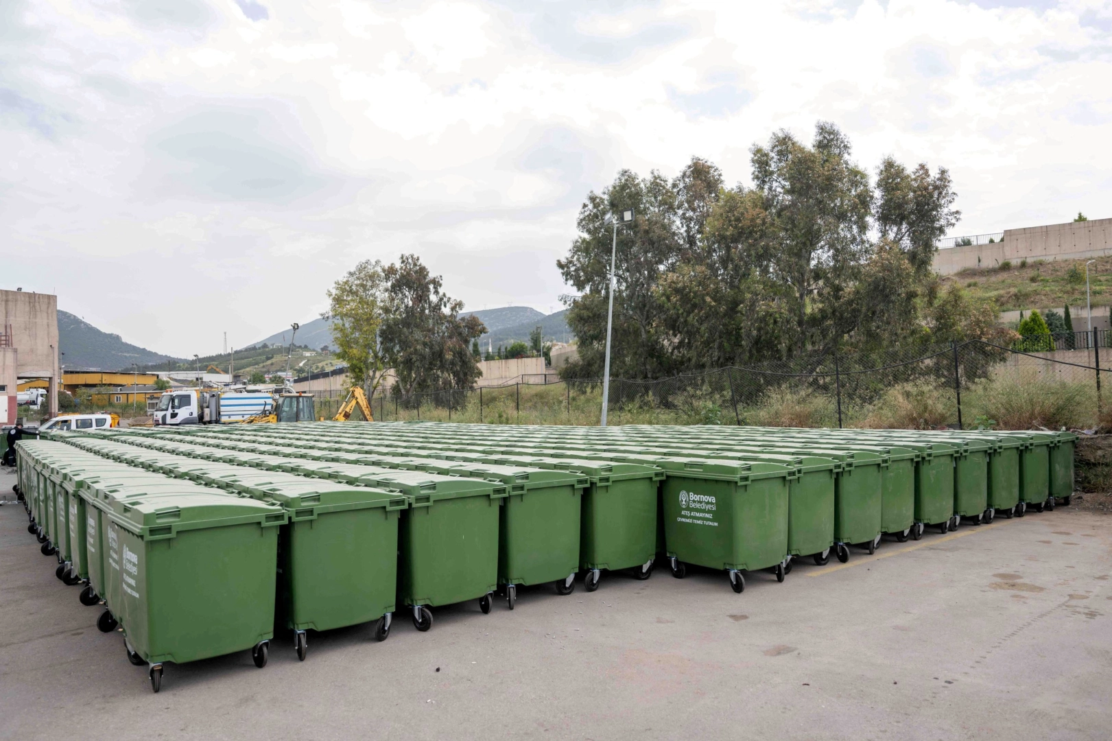Bornova&rsquo;ya 325 yeni &ccedil;&ouml;p konteyneri