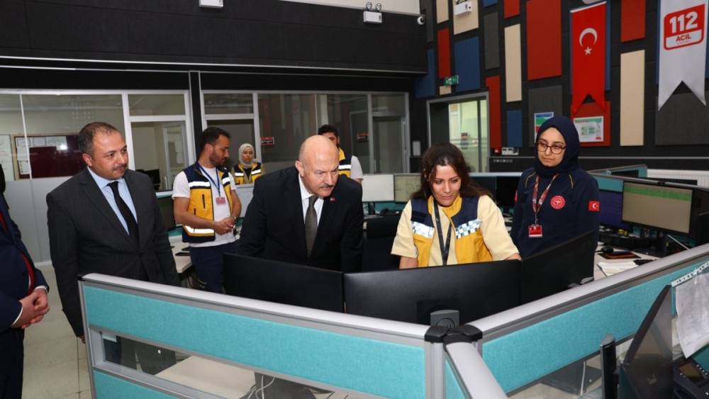 Vali K&uuml;&ccedil;&uuml;k, 112 Acil &Ccedil;ağrı Merkezi&rsquo;nde incelemelerde bulundu 