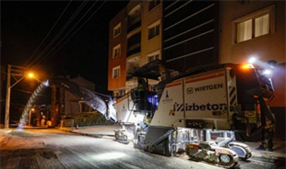 Toros Caddesi'nde gece asfalt mesaisi 
