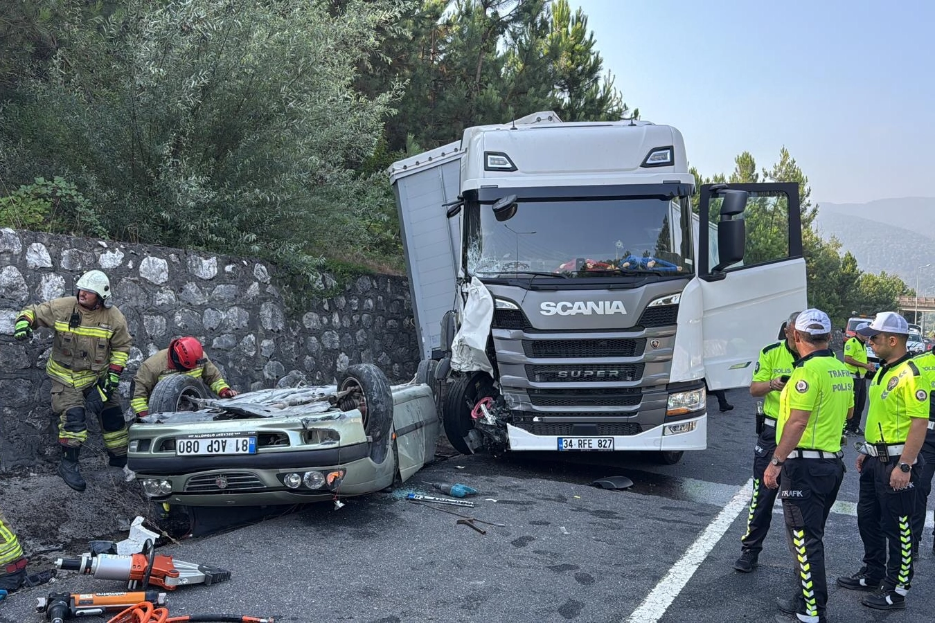 D&uuml;zce&rsquo;de otomobil ile tır &ccedil;arpıştı: 1 &ouml;l&uuml;