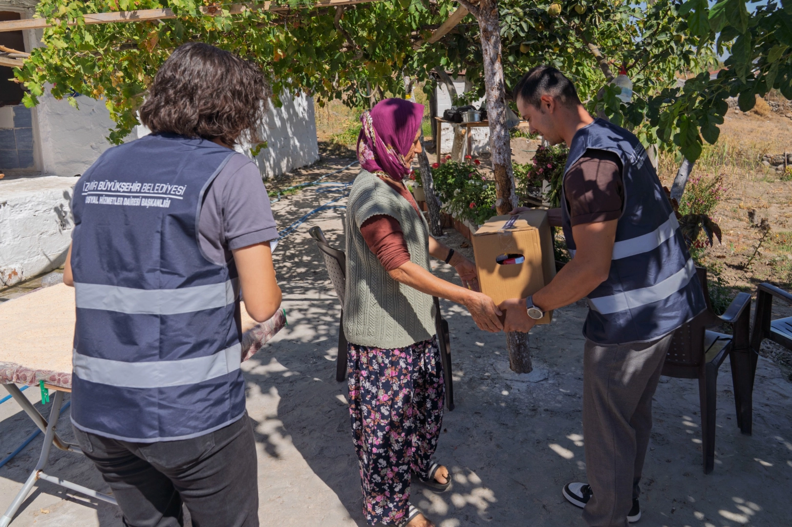 İzmir&rsquo;de sosyal destek i&ccedil;in &ccedil;alınmadık kapı kalmayacak