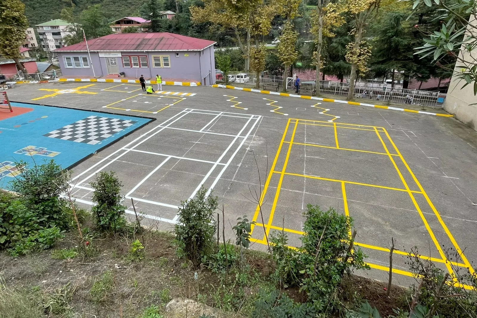 Trabzon'da&nbsp;okul bah&ccedil;elerine renkli dokunuş