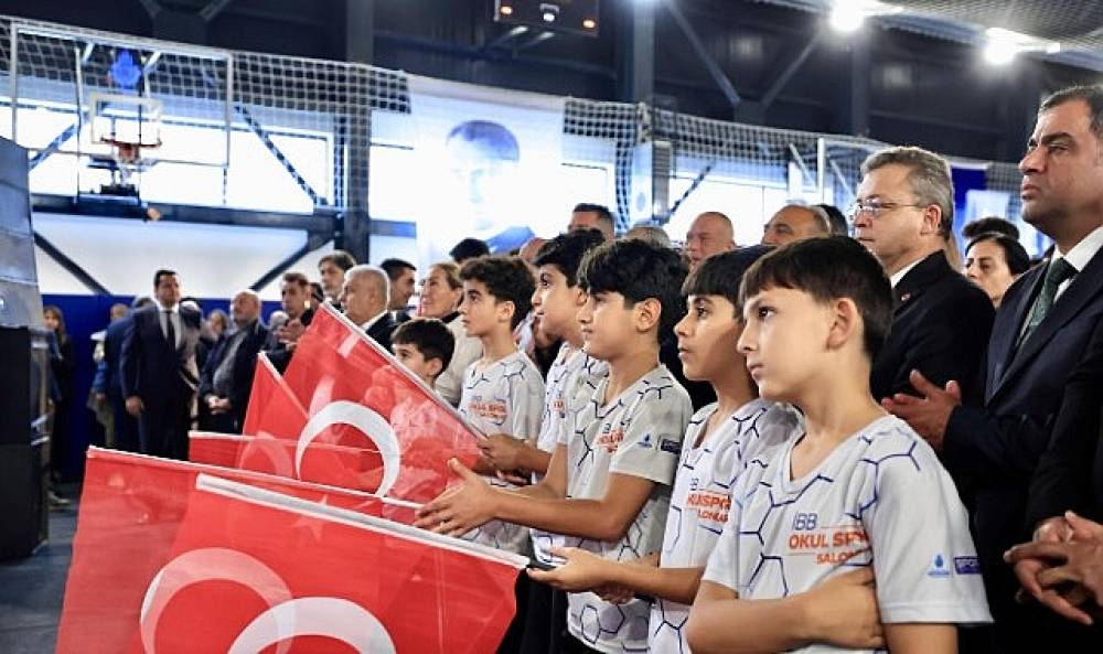 İBB'den Eğitime Bir Yatırım Daha: Zeytinburnu Merkezefendi Anadolu İmam Hatip Lisesi Spor Salonu A&ccedil;ıldı