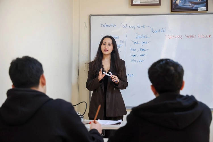 Antalya B&uuml;y&uuml;kşehir&rsquo;in gen&ccedil;lere eğitim desteği s&uuml;r&uuml;yor