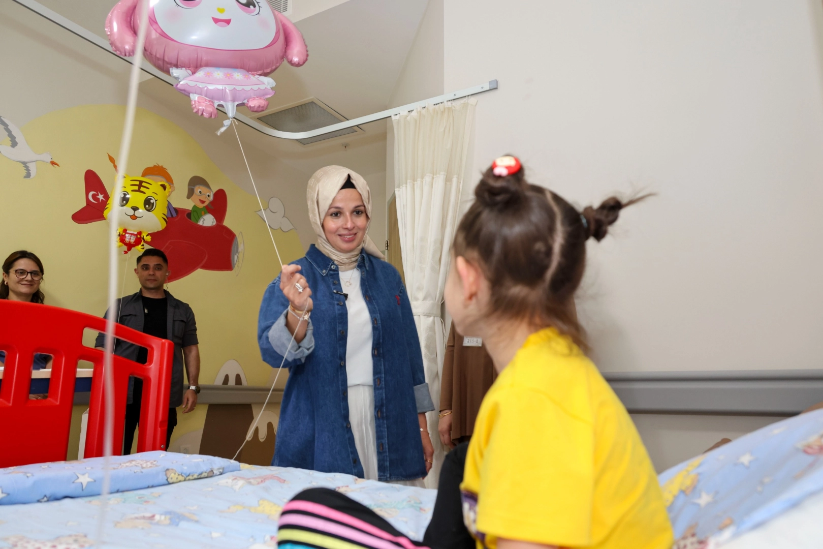 Bilecik'te Vali eşinden minik y&uuml;reklere moral ziyareti