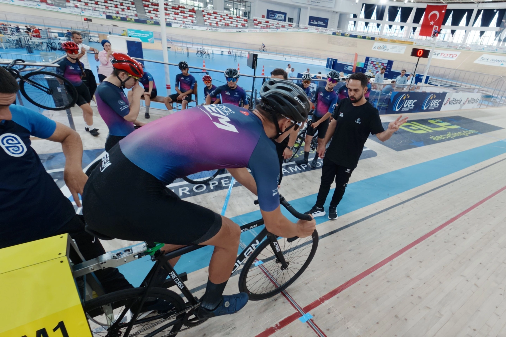 Konya Velodromu&rsquo;nda geleceğin şampiyonları piste &ccedil;ıktı