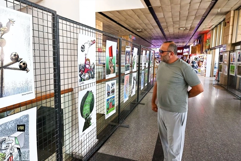 Denizli&rsquo;de Karikat&uuml;r Sergisi yolcularla buluştu