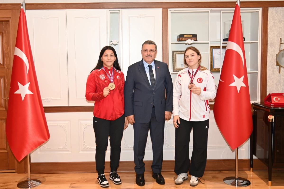 Şampiyon sporculara Başkan Gen&ccedil;'ten &ouml;vg&uuml;