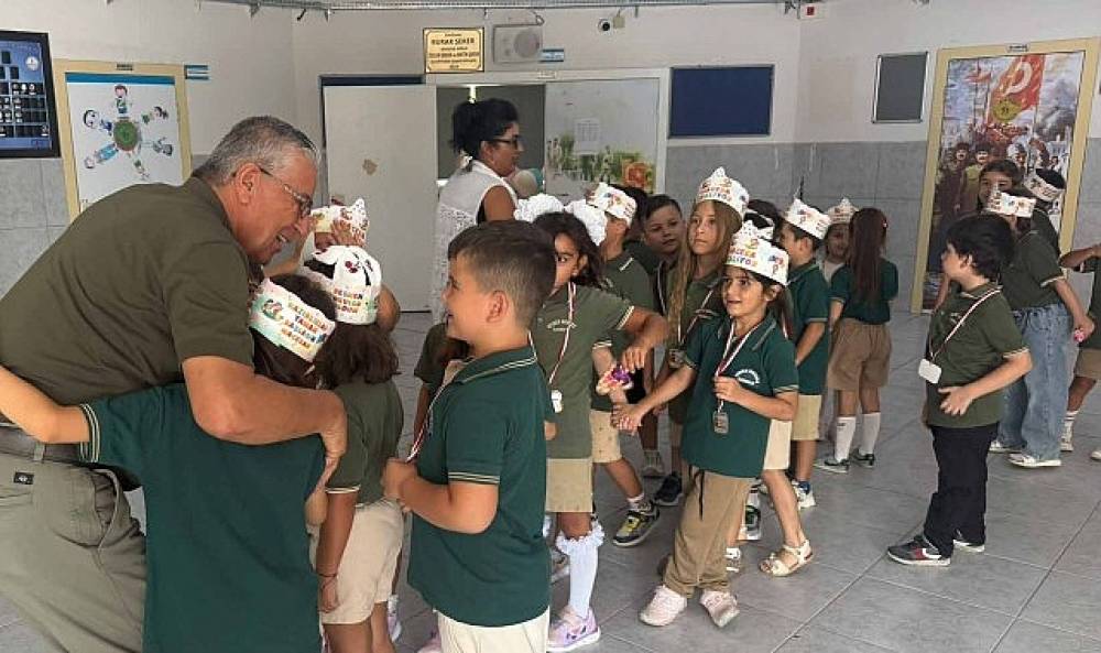 Başkan Topaloğlu, &ouml;ğrencilerin ilk g&uuml;n heyecanına ortak oldu