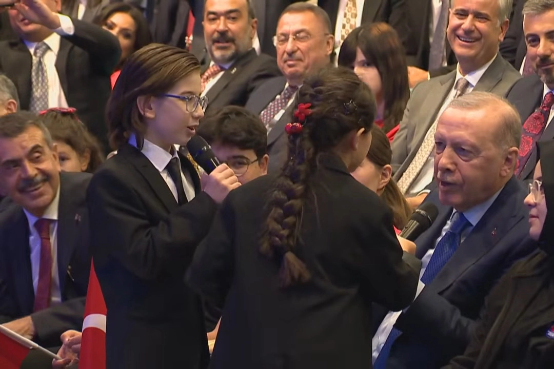 Cumhurbaşkanı Erdoğan&rsquo;dan &ccedil;ocuklara t&uuml;rk&uuml; s&uuml;rprizi... &ldquo;&Ccedil;ayelinden &Ouml;teye&rdquo;ye eşlik etti