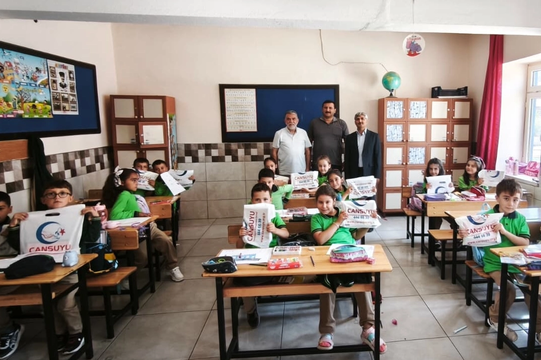Cansuyu Derneği&rsquo;nden Konya&rsquo;da 2 bin 100 &ouml;ğrenciye kırtasiye desteği