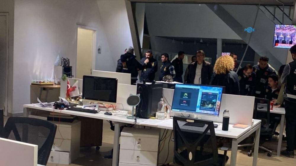 Halk TV&rsquo;ye polis baskını: &Ouml;zg&uuml;r &Ouml;zel&rsquo;den kayyım tepkisi 