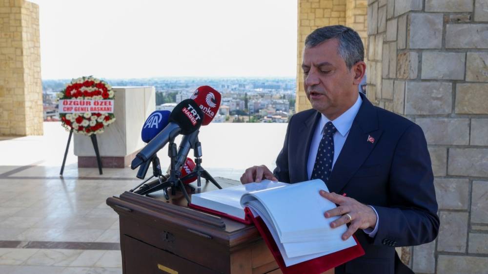 Özgür Özel, KKTC’nin kurucu liderlerini anıt mezarlarında andı  - Videolu Haber