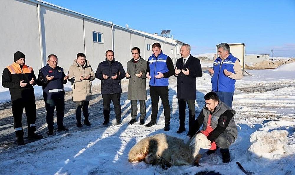 Sivas'ta Kar Yağışı İ&ccedil;in Ş&uuml;k&uuml;r Kurbanı Kesildi