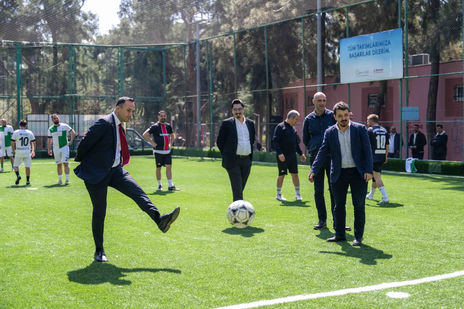 İzmir Bornova Belediyesi&rsquo;nde dostluk sahaya taşındı