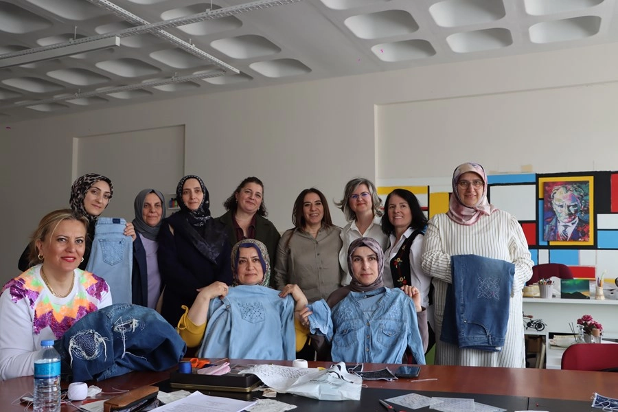 Sashiko at&ouml;lyesiyle &uuml;r&uuml;nlerini yenilemeyi &ouml;ğrendiler