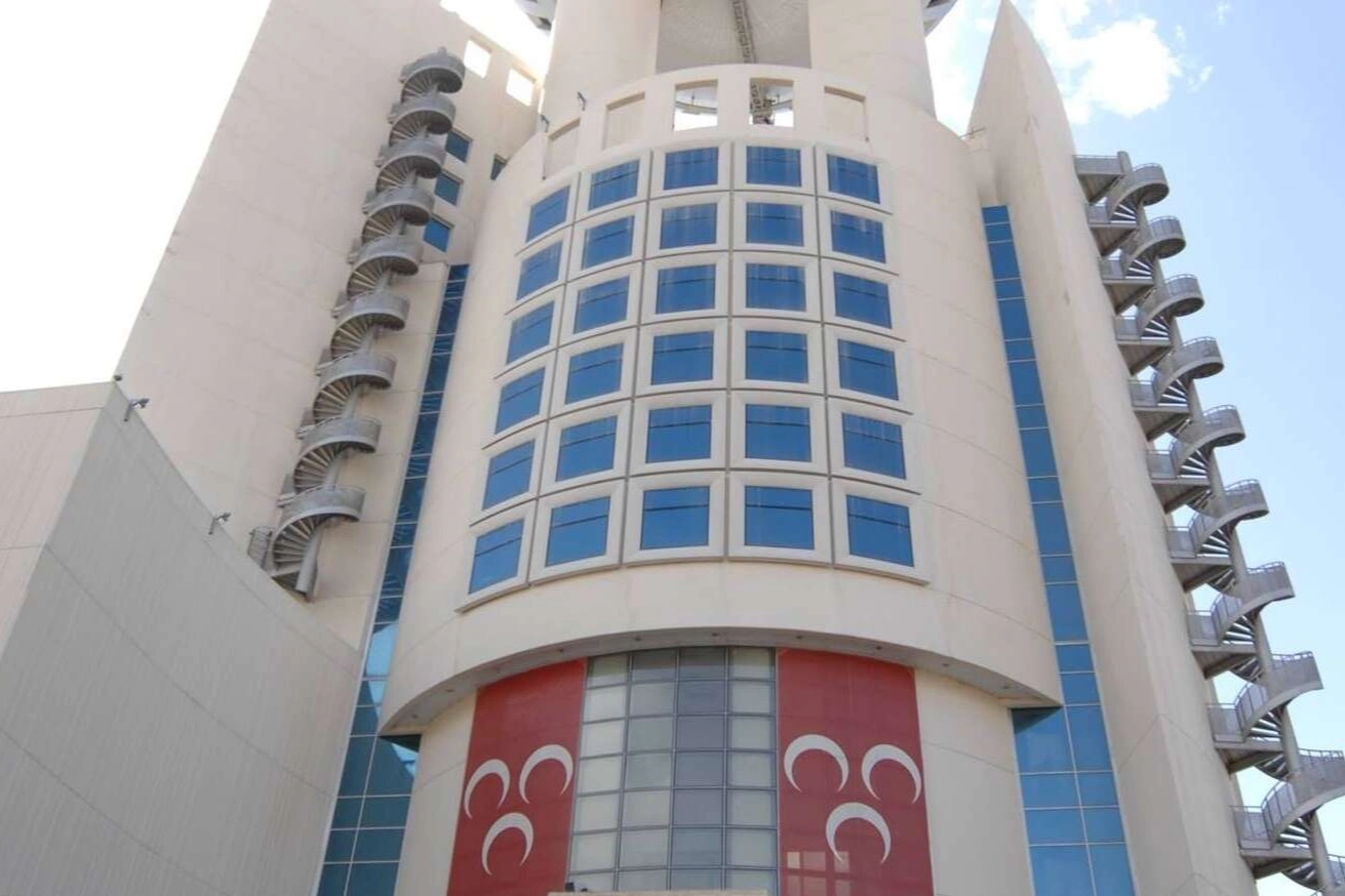 MHP Isparta teşkilatı 13 il&ccedil;eyle birlikte feshedildi!