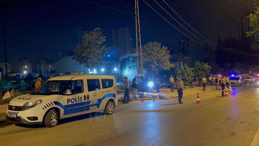 Adana'da devrilen motosikletteki iki kişi öldü