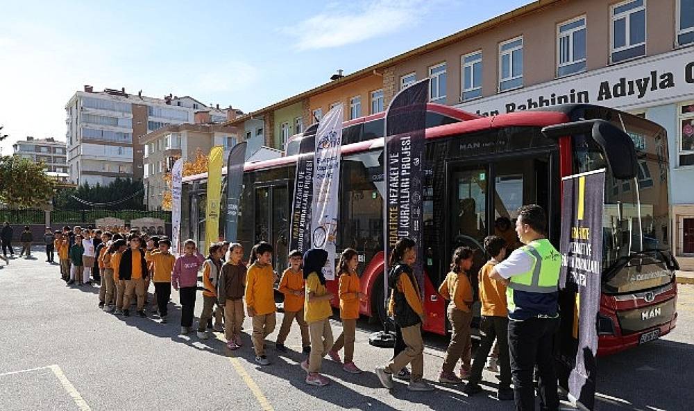 Başkan Altay: &ldquo;Nezaket Otob&uuml;s&uuml; ile &Ouml;ğrencilere Trafikte Saygıyı, Hoşg&ouml;r&uuml;y&uuml; ve Nezaketin &Ouml;nemini Anlatıyoruz"   