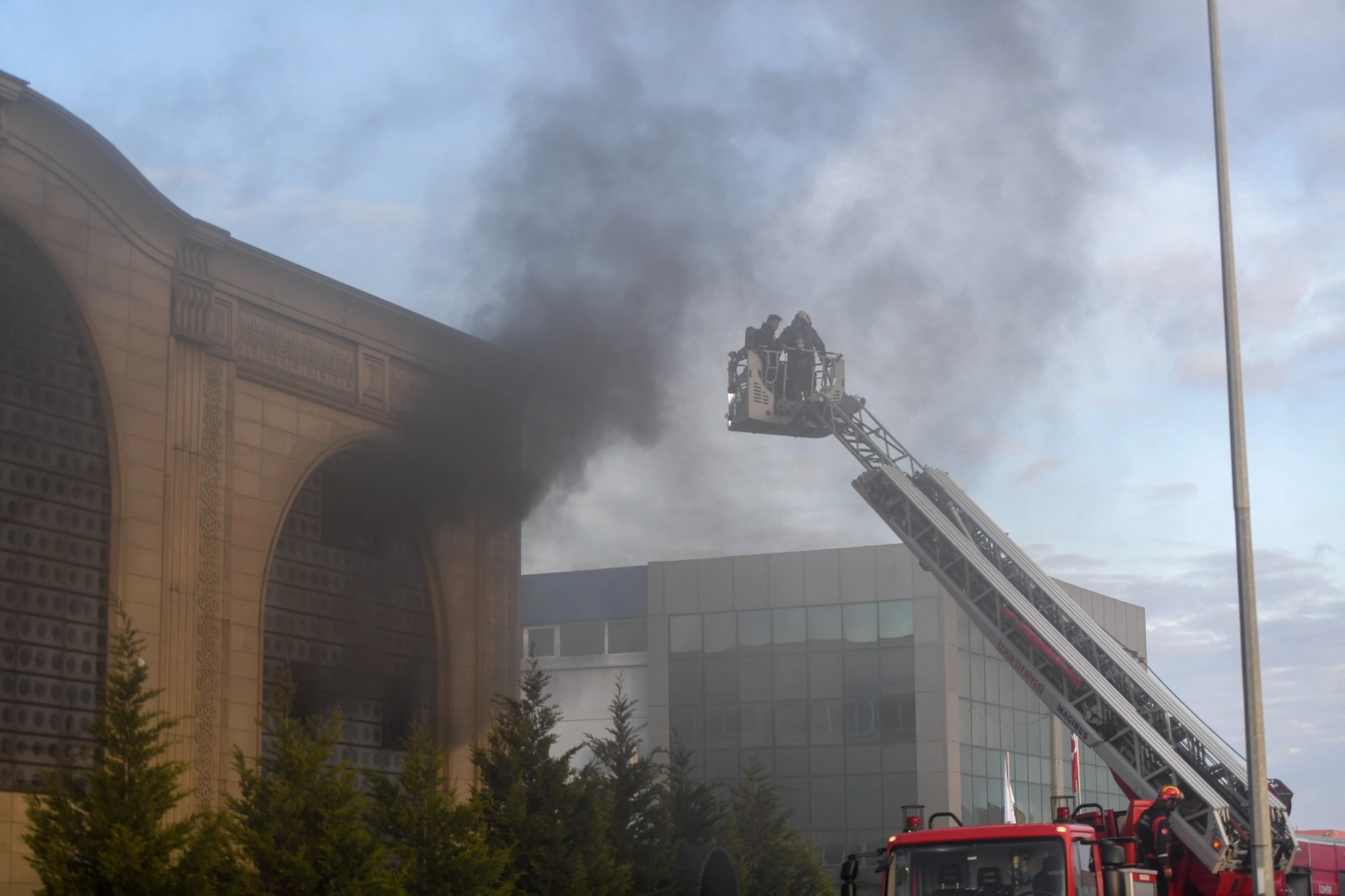 İzmir'de fabrika yangını kısa s&uuml;rede kontrol altına alındı