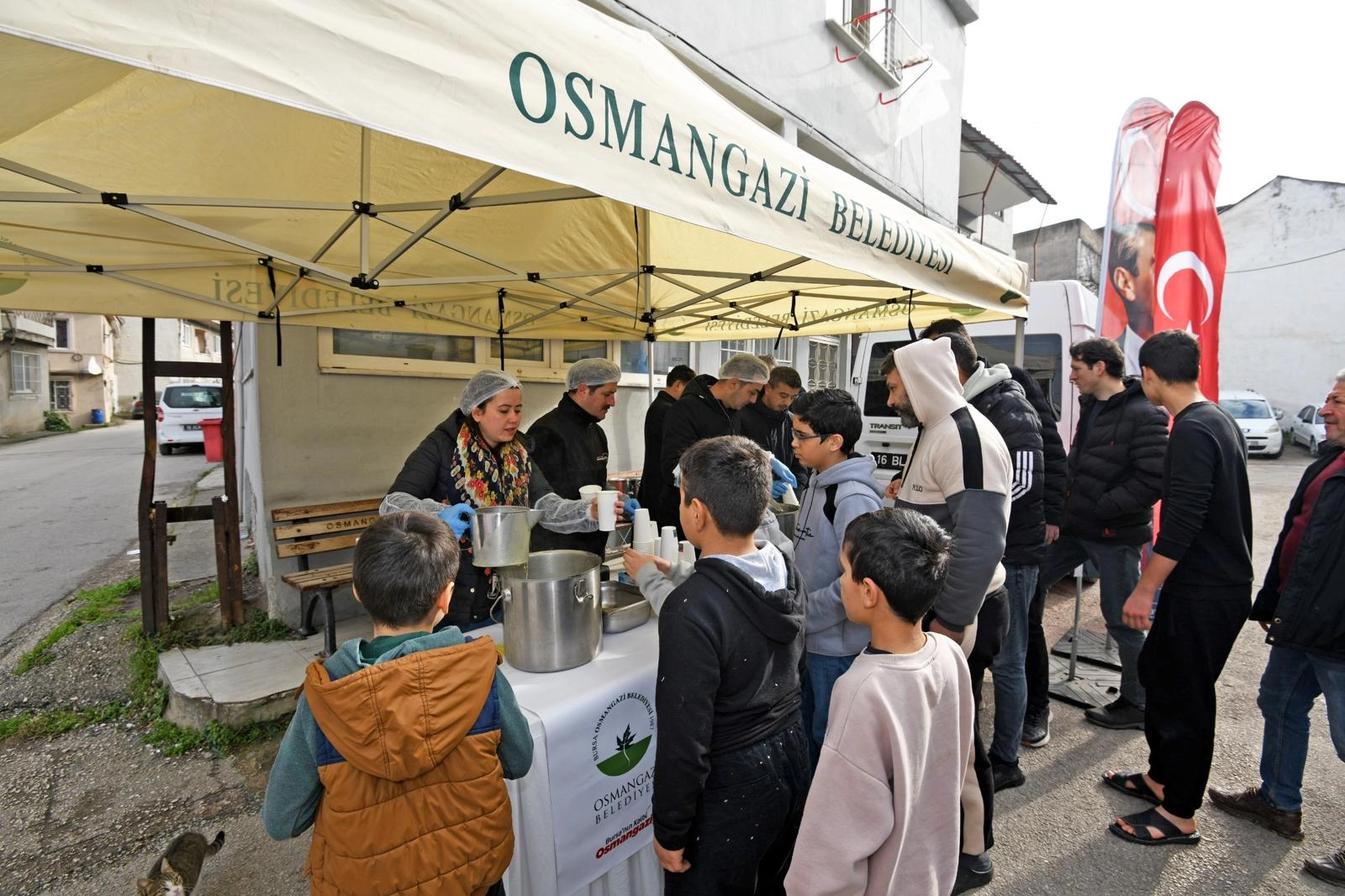 Bursa Osmangazi&rsquo;de Cuma bereketi paylaşıldı