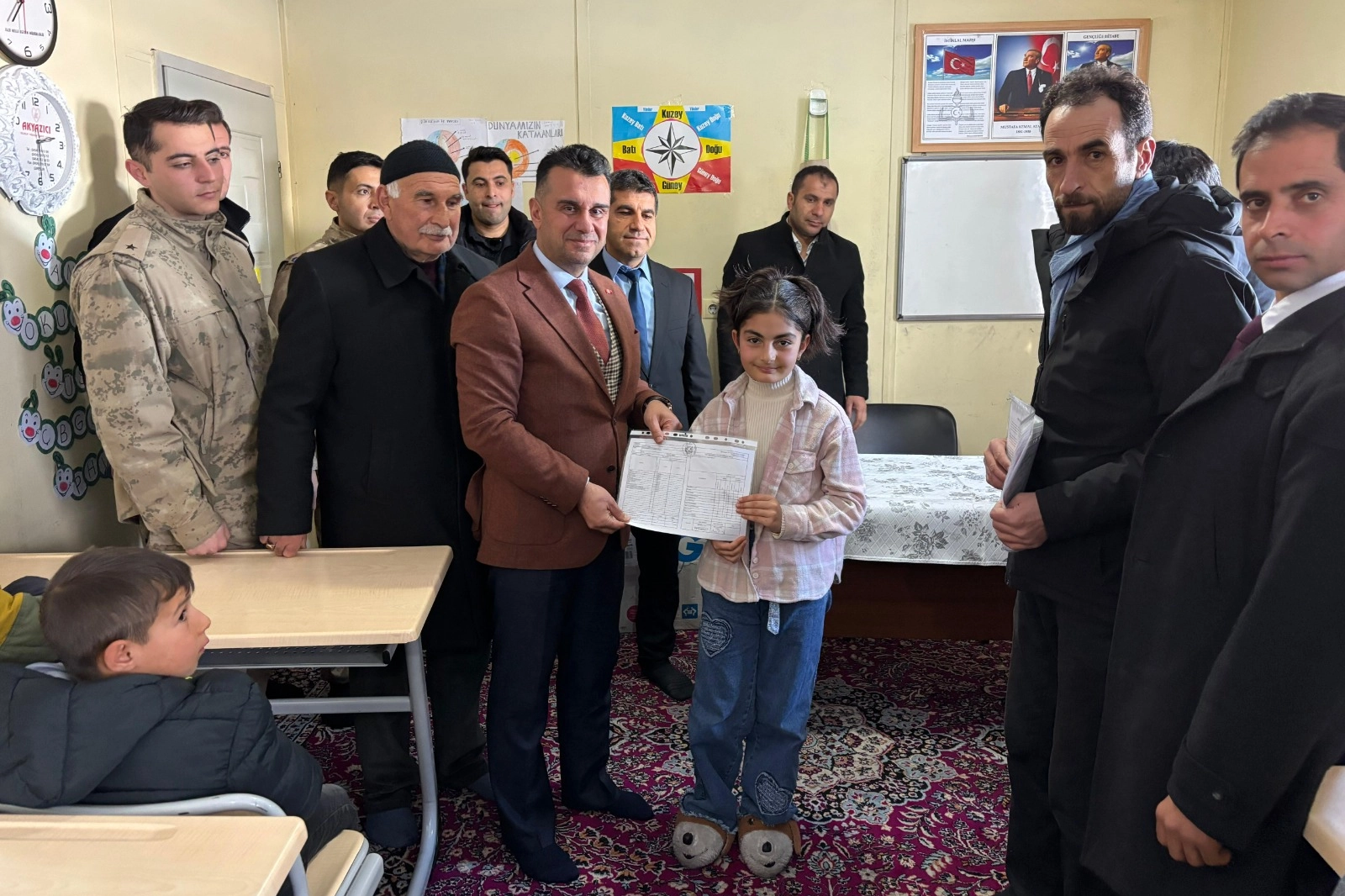 Erzurum'da şehit &ccedil;ocuklarının ilk karne heyecanı paylaşıldı