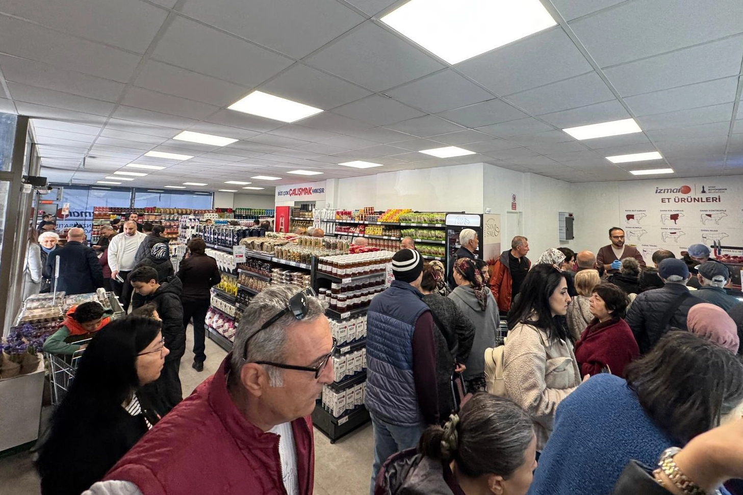 İZMAR 21'inci şubeyi &Ccedil;iğli'ye a&ccedil;tı... Sırada Bayraklı ve Menemen var