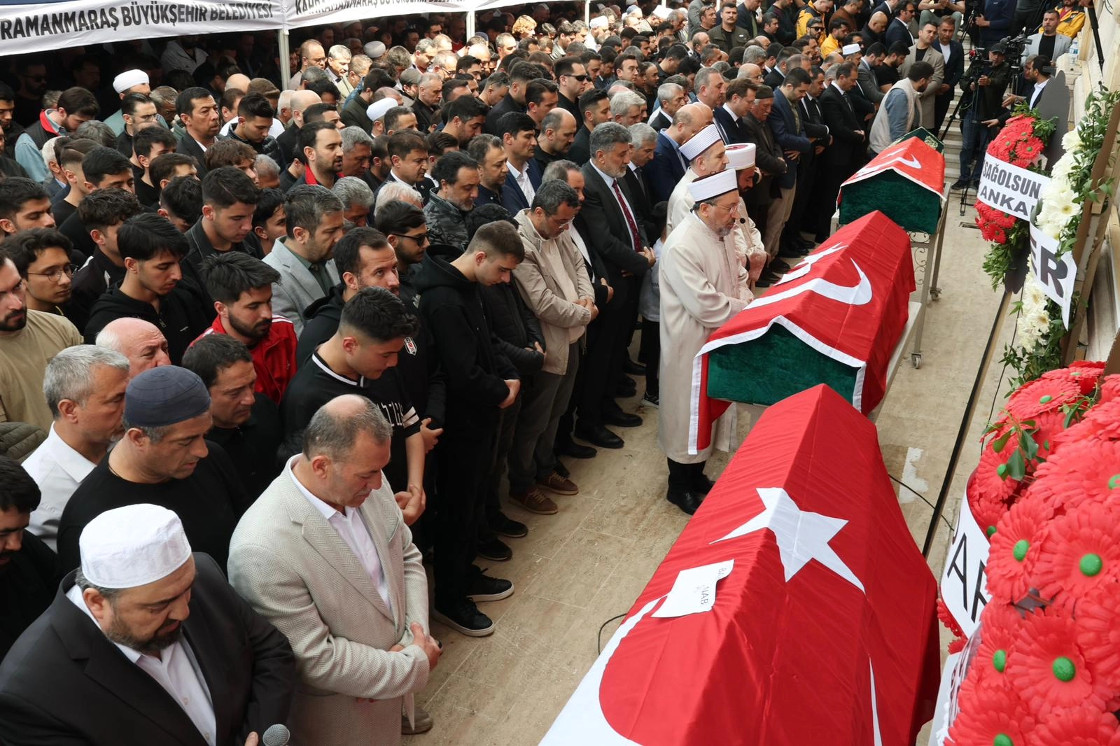 Kahramanmaraş&rsquo;taki saldırının kurbanları g&ouml;zyaşlarıyla uğurlandı