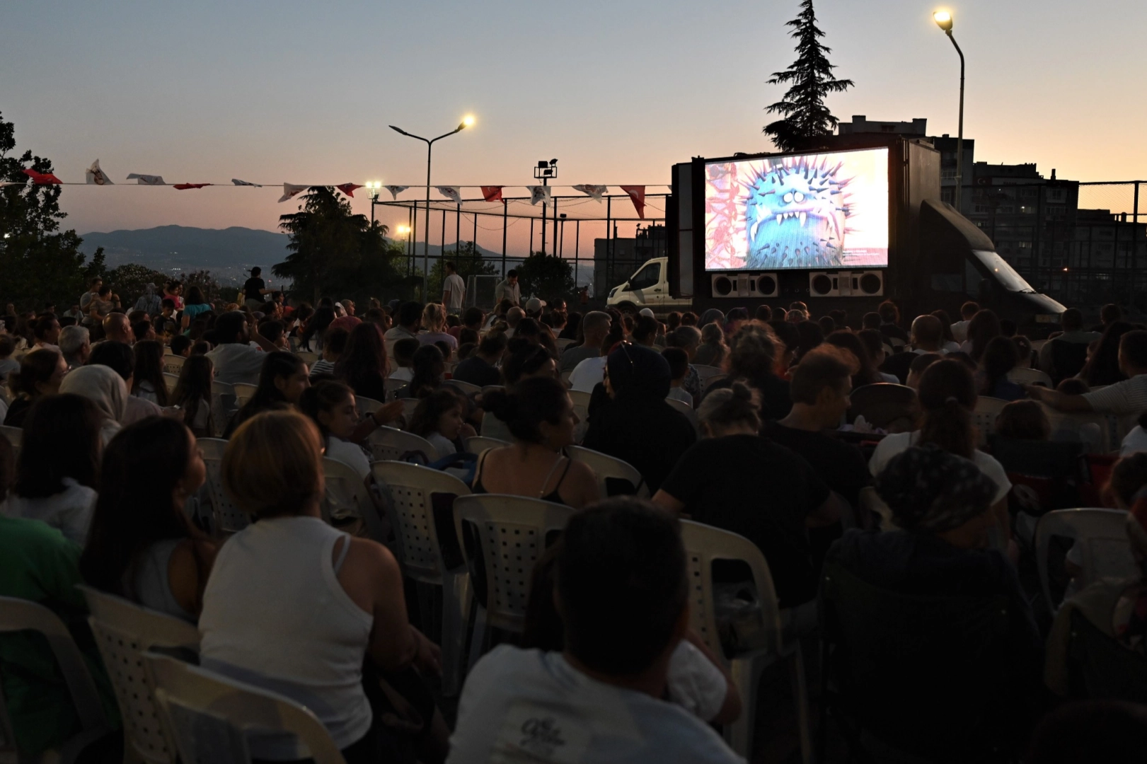 Bornova'da a&ccedil;ık hava sinemasına b&uuml;y&uuml;k ilgi