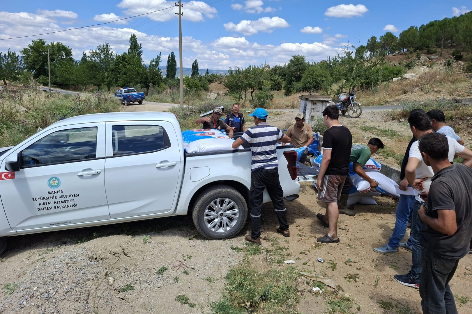 Manisa'da yangından etkilenen G&ouml;rdesli &uuml;reticiye yem desteği