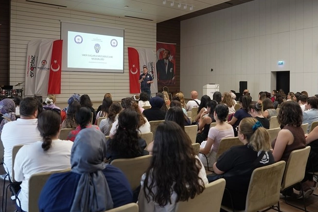 Denizli'de bağımlılık ve siber su&ccedil;larla m&uuml;cadele ele alındı