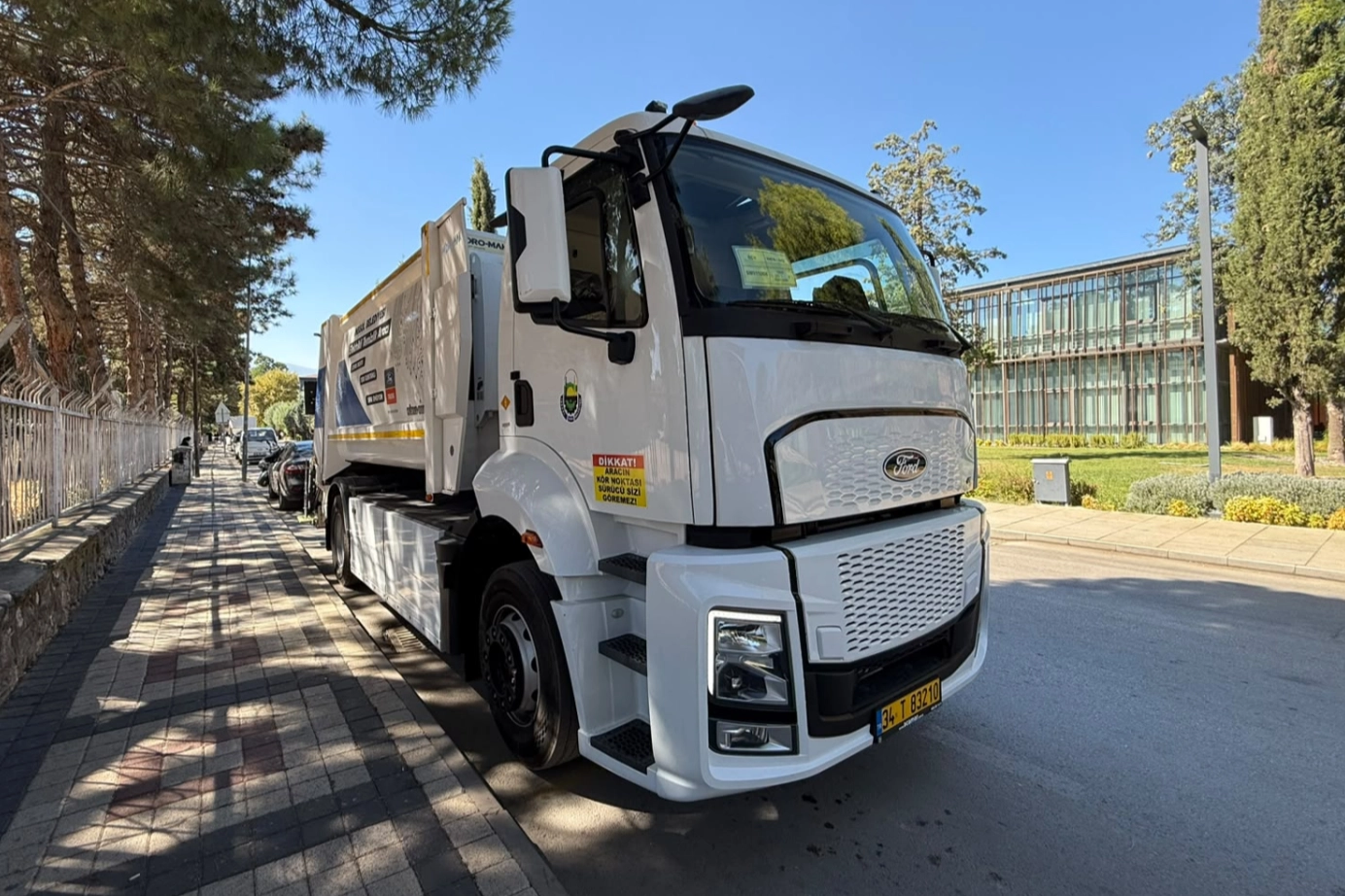 Elektrikli &ccedil;&ouml;p kamyonuna Bursa İneg&ouml;l sokaklarında test