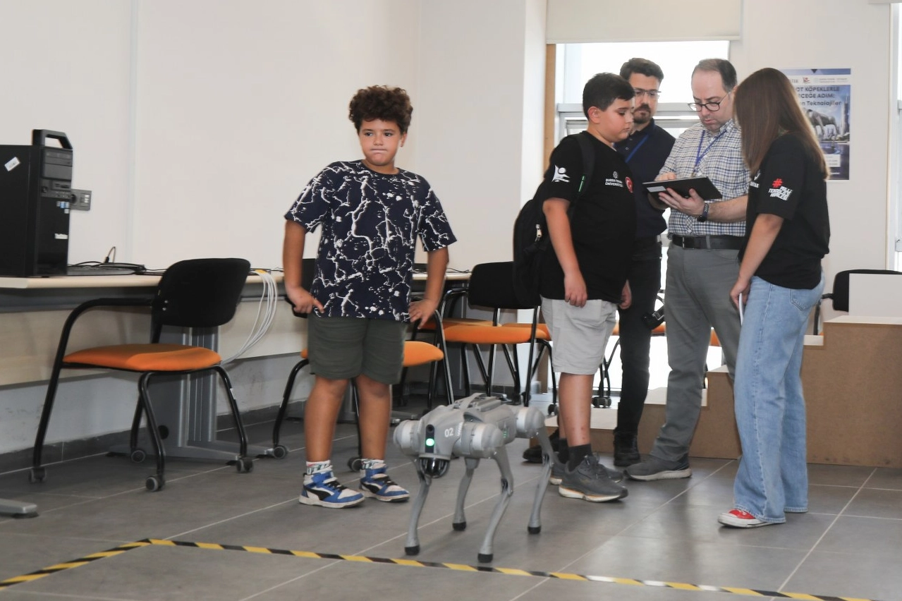 Ortaokul ve lise &ouml;ğrencileri BT&Uuml;&rsquo;de robotlarla tanıştı