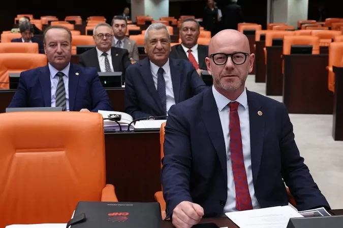 CHP&rsquo;li Serkan Sarı: Vatandaş bor&ccedil; batağında, yandaşlar fon soygununda