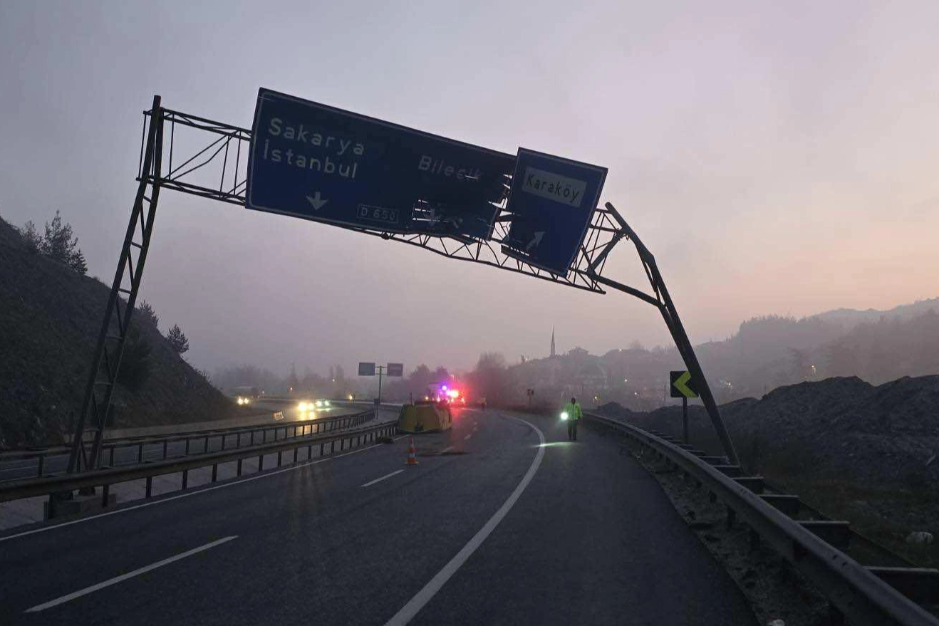 Bilecik Pazaryeri'nde trafikte dikkatsizlik! A&ccedil;ılan damper tabelayı devirdi