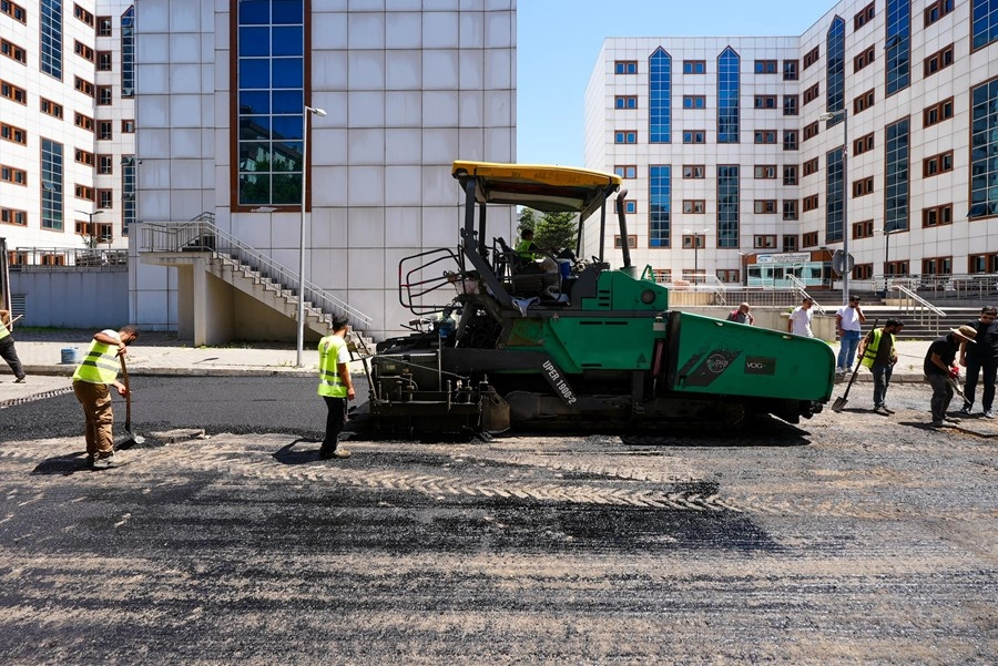 İstanbul Maltepe&rsquo;de asfalt serim &ccedil;alışmaları s&uuml;r&uuml;yor