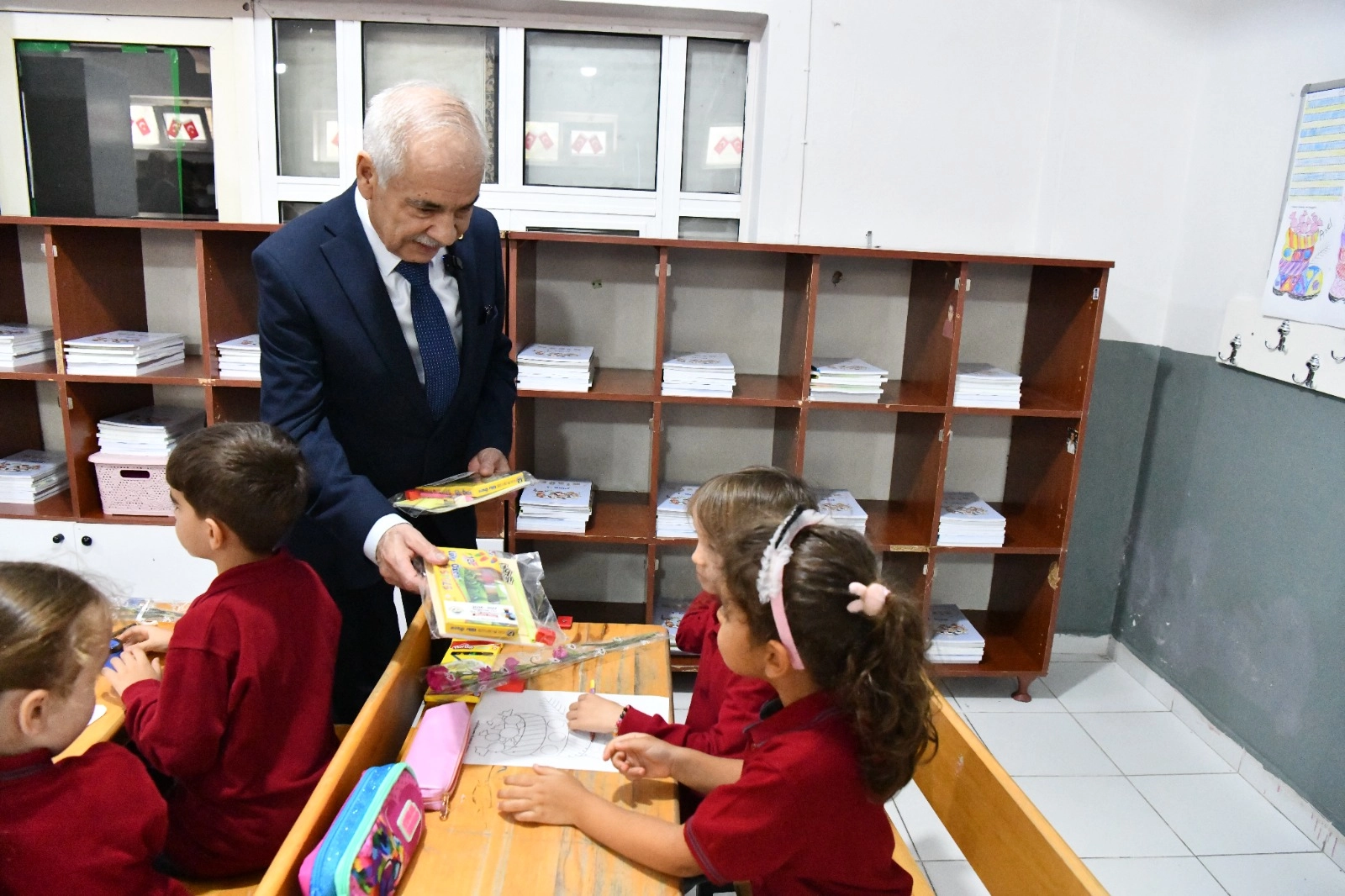 Edirne Keşan'da minik &ouml;ğrencilere kırtasiye desteği